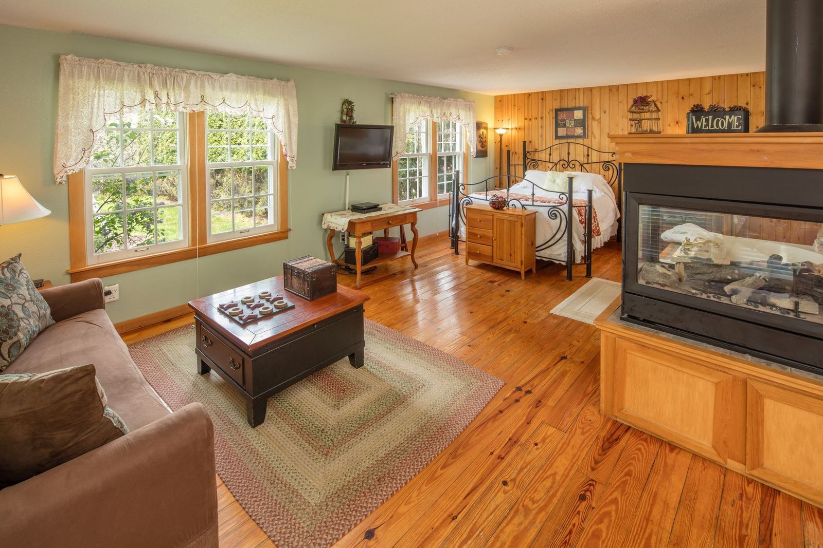 Antonio's Cottage interior with fireplace and jacuzzi tub